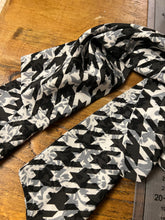 Load image into Gallery viewer, Lizzie - Houndstooth Black & White